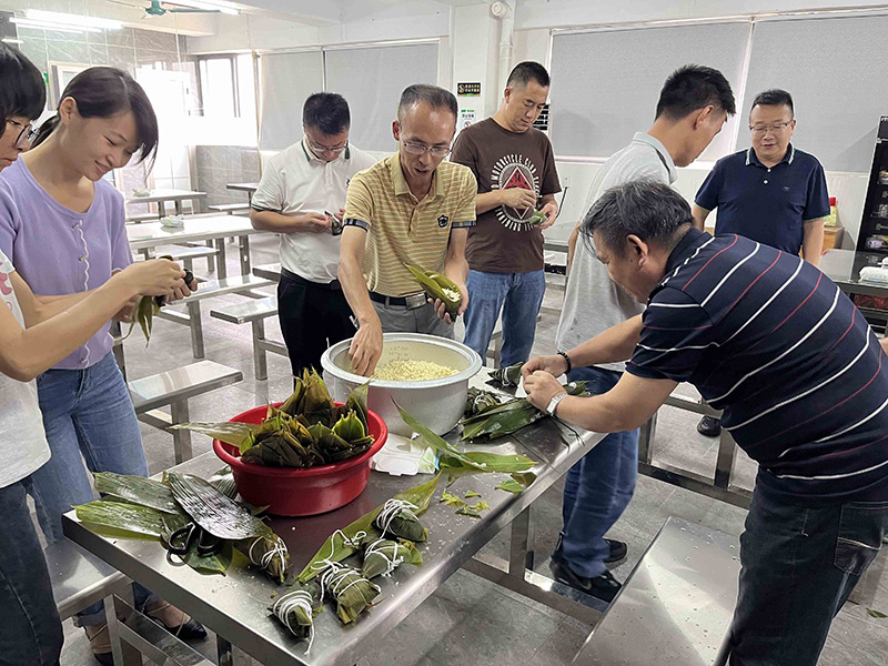 2023年端午节包粽子